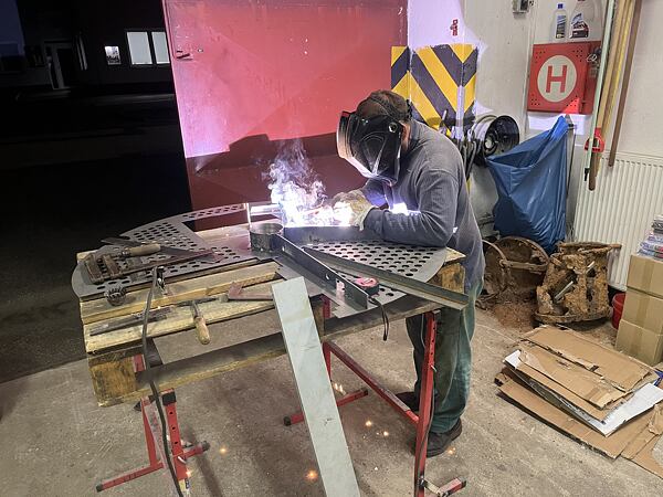 Začíná první velký pracovní víkend a Honza začíná se svařováním součástí kotouče.