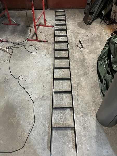 Skládá se ze dvou částí a je poměrně dlouhý.