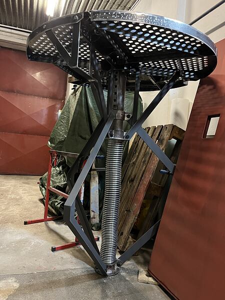 Nyní podlážka v naší dílně čeká na rozebrání, doladění posledních detailů a nalakování.