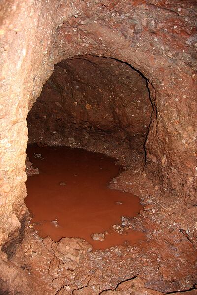 Místo, odkud měla stoupat vzhůru výtahová a schodišťová šachta,