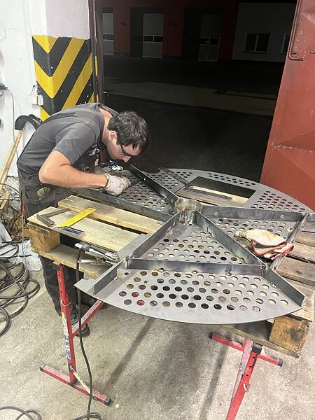 Marek vyměřuje umístění dalšího dílu.