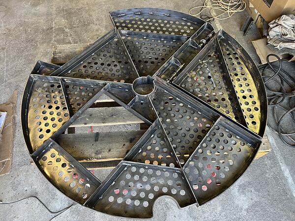 Panty přivařeny a dvířka pomocí nich propojena s kotoučem.