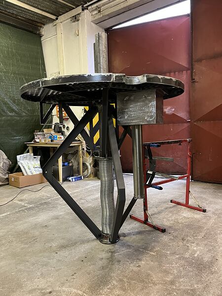 Celé pouzdro jsme úspěšně připevnili k sestavě podlážky.