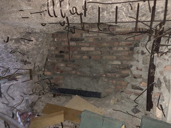 Pro srovnání archivní fotografie ukazující kráter po vytržení původní střílny,