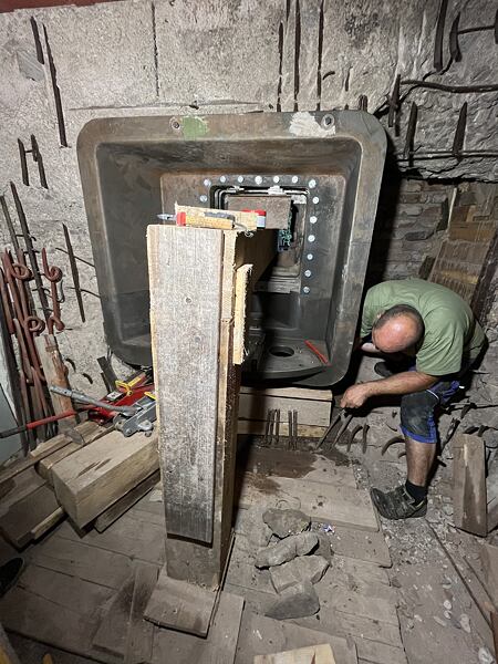 David právě pěchuje beton pod střílnu.