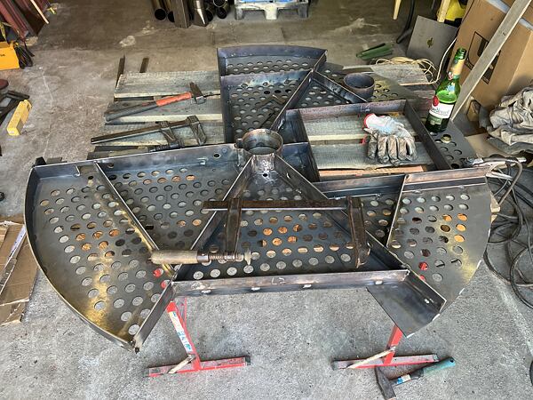 Na kotouči jsou přivařené už i první okrajové zaoblené výztuhy.