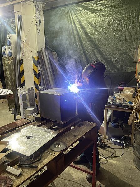 Teď se Honza pustil do samotného pouzdra periskopu. Nejdříve svařit boky.