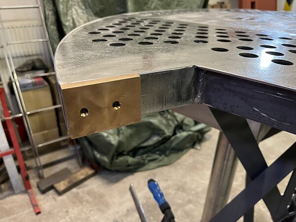 Cvičně přimontovaná bronzová vodící deska.