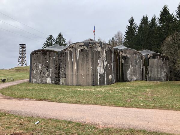 Pěchotní srub T-S 73, pohled z čela (od nepřítele). Na okrajích zvony pro lehký kulomet (Zlk), vlevo uprostřed dělostřelecký pozorovací zvon (Zp), vpravo uprostřed kopule pro dvojče těžkých kulometů (K2k)