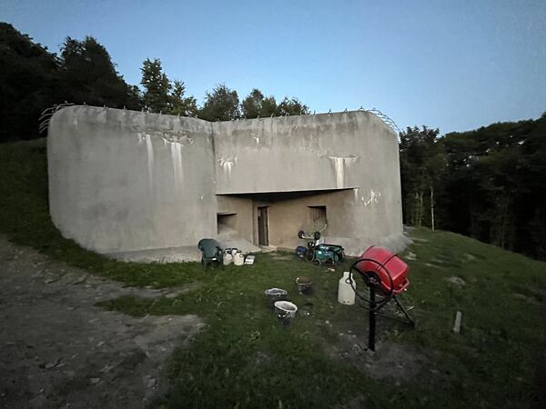 Když se nám odpoledne podařilo střílnu uložit, rozhodli jsme se začít s betonáží.