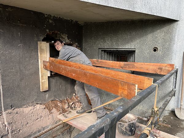 Následuje instalace bednění ozubu, na fotografii na ní právě pracuje Marek.