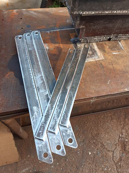 A stejně tak vyrobil i vzpěry kotouče.