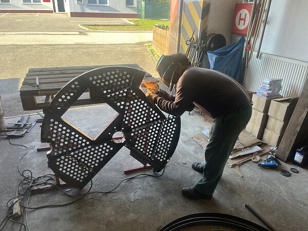 Na celém kotouči je opravdu velké množství svarů.