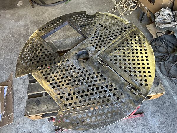 Pohled na kotouč se zavřeným průlezem z vrchu.