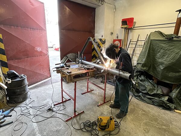 Na vodící rouru jsme přinýtovali dolní obojek a přivařujeme horní obojek s hřebenem.