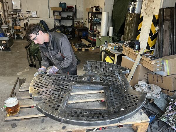 Svary a ostré hrany je vždy nutné pečlivě zabrousit.