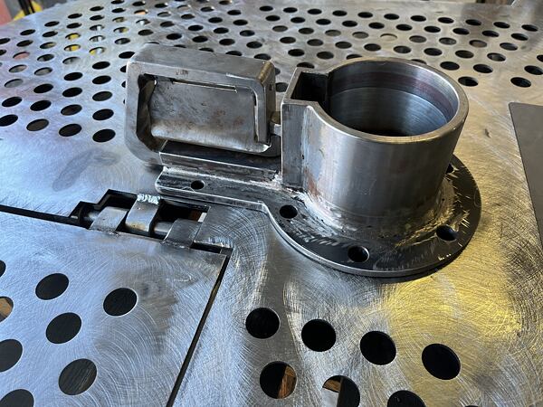 První větší pracovní víkend jsme zakončili cvičným usazením sestavy pouzdra. 