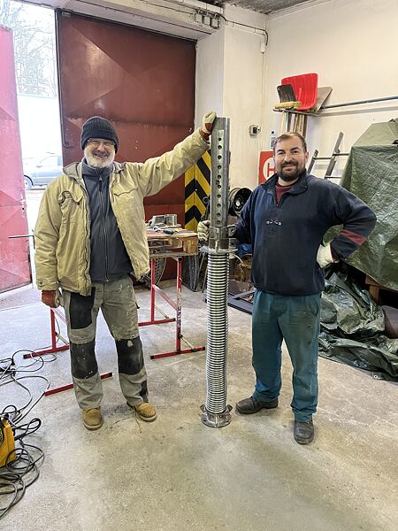 Mezi obojky se nám podařilo navléknout pružinu, což nebyl zrovna nejjednodušší úkon. V akci opět Honza (vpravo), Milan (vlevo) a Marek (za objektivem).