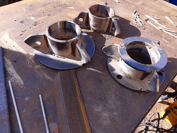 Honza se pustil do svaření obojků - ty měly být podle výkresů odlity, my jsme je nahradili svařenci.