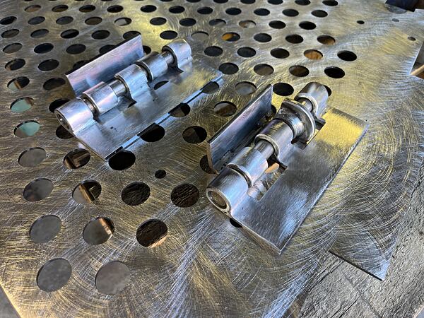 Podle výkresů jsme vyrobili tyto panty, jen jejich výroba zabrala pár hodin.