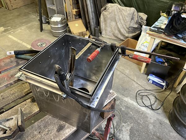 Připevňujeme žlábky pro těsnění.