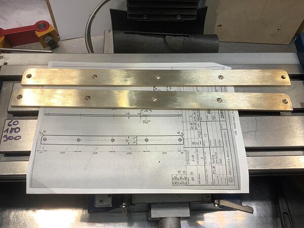 Na ně budou přinýtovány tyto bronzové vodící lišty.