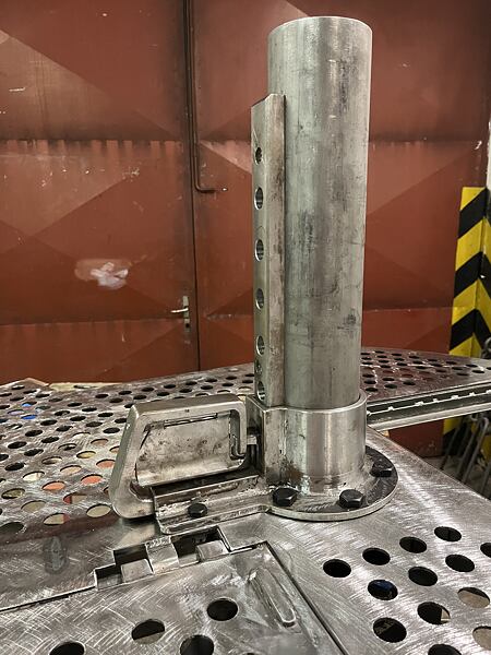 Zde je patrný mechanismus upevnění kotouče v dané poloze na hřebenu pomocí sestavy pouzdra se západkou.