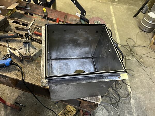 Žlábky jsou na svém místě. Na vnitřních stěnách pouzdra si můžete všimnout přinýtování s vnějším rámečkem.