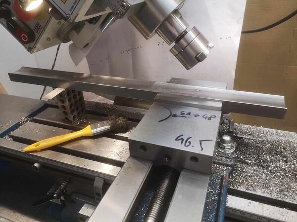 Výroba hřebenu - zde už má vyfrézované zaoblení, které kopíruje vodící rouru.