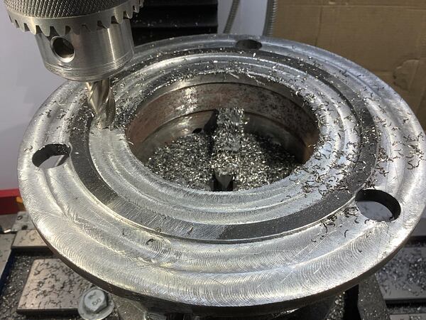 Nyní ještě vyfrézovat některé plochy a vyvrtat otvory.