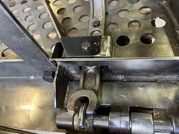 Detailní pohled na mechanizmus otevírání dvířek.