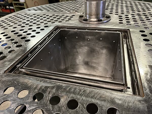 Uložení pouzdra periskopu v kotouči.