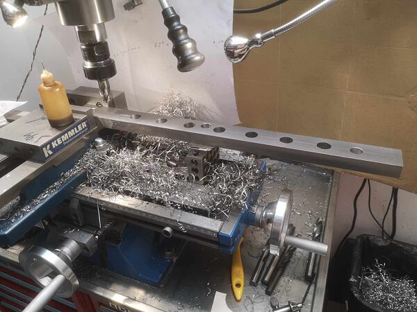 Vyvrtat poslední otvor, zfrézovat šikmé hrany a je hotovo.