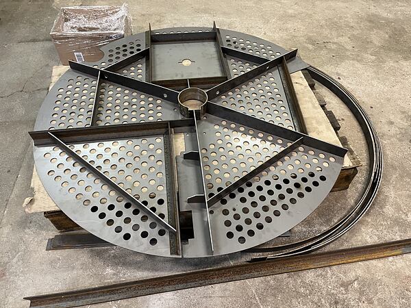 Probíhají přípravné práce na svaření kotouče, Marek dořezal potřebné L profily a cvičně je sestavil.