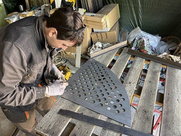 Přišla řada na dvířka průlezu. Vyměřujeme, kam přivařit výztuhy z ploché oceli.