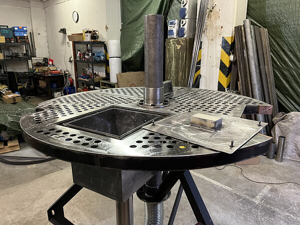 Ještě pohled na otevřené pouzdro periskopu z větší vzdálenosti.